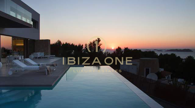 Luxe en moderne villa met spectaculair uitzicht op de kust van Cala Tarida en de zonsondergangen te koop, Ibiza - Luxe en moderne villa met spectaculair uitzicht op de kust van Cala Tarida en de zonsondergangen te huur, Ibiza