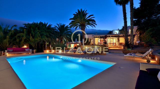 Luxuriöses, charmantes Landhaus / Villa mit Gästehaus und wunderschönem Garten zu verkaufen, Ibiza - Luxuriöses, charmantes Landhaus / Villa mit Gästehaus und wunderschönem Garten zu vermieten, Ibiza