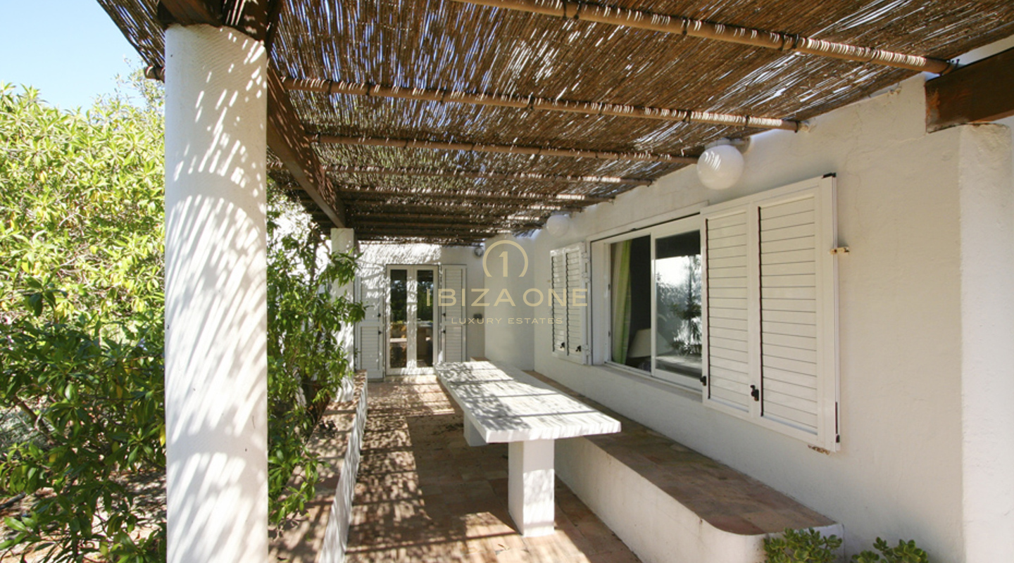 Villa de lujo en primera línea con acceso al mar en Cala Jondal en venta - primera línea de mar - villa frente al mar, Ibiza - Villa de lujo en primera línea de mar con acceso al mar en Cala Jondal en alquiler - primera línea de mar - villa frente al mar, Ibiza