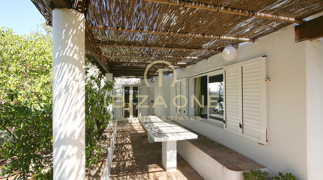 Villa de lujo en primera línea con acceso al mar en Cala Jondal en venta - primera línea de mar - villa frente al mar, Ibiza - Villa de lujo en primera línea de mar con acceso al mar en Cala Jondal en alquiler - primera línea de mar - villa frente al mar, Ibiza