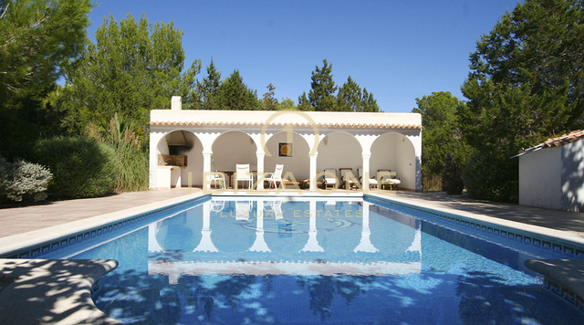 Villa de lujo en primera línea con acceso al mar en Cala Jondal en venta - primera línea de mar - villa frente al mar, Ibiza - Villa de lujo en primera línea de mar con acceso al mar en Cala Jondal en alquiler - primera línea de mar - villa frente al mar, Ibiza