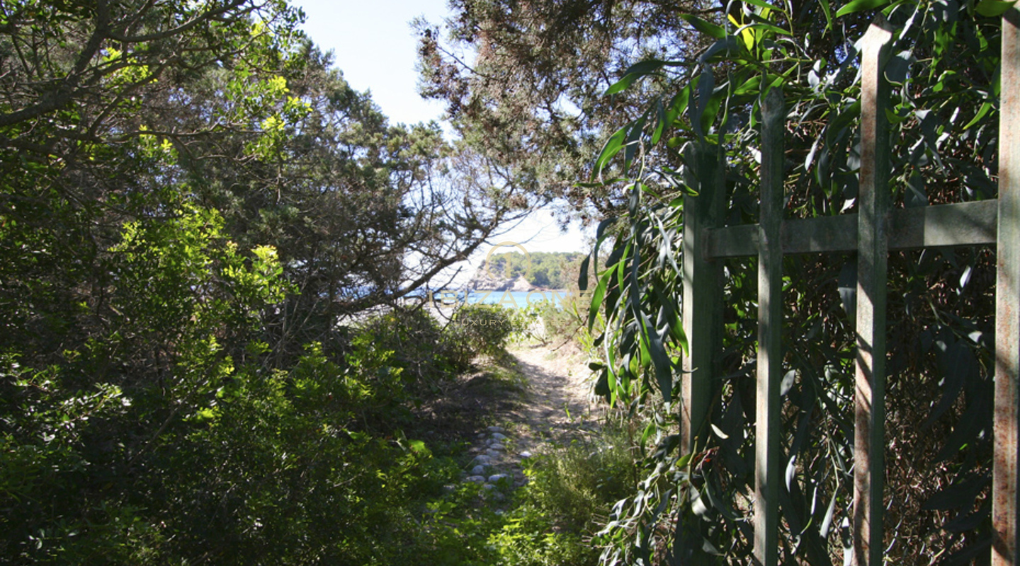 Luxusvilla in erster Meereslinie mit Meerzugang in Cala Jondal zu verkaufen – Villa in erster Meereslinie, direkt am Wasser, Ibiza – Luxusvilla in erster Meereslinie mit Meerzugang in Cala Jondal zu vermieten – Villa in erster Meereslinie, direkt am Wasser, Ibiza