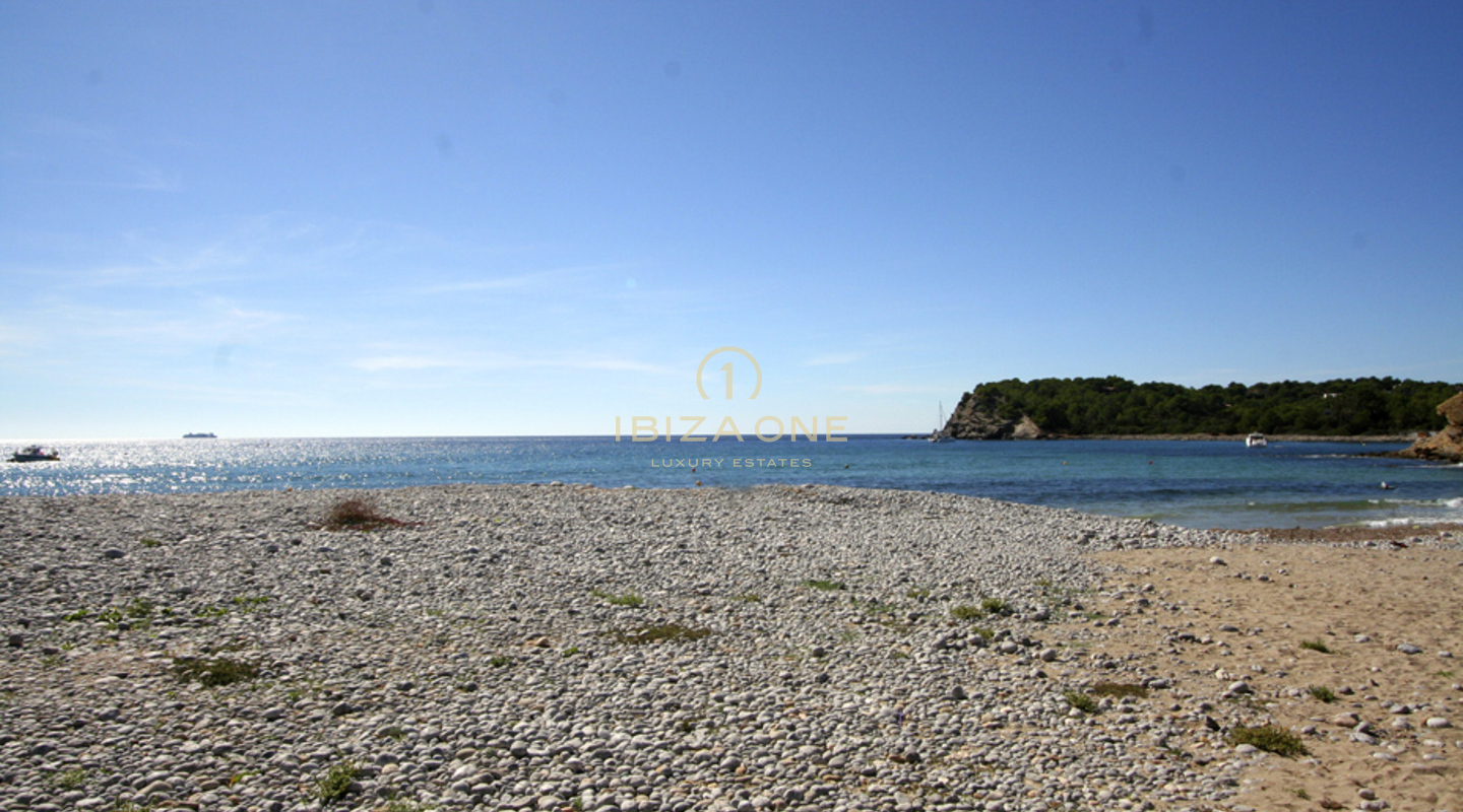 Villa de lujo en primera línea con acceso al mar en Cala Jondal en venta - primera línea de mar - villa frente al mar, Ibiza - Villa de lujo en primera línea de mar con acceso al mar en Cala Jondal en alquiler - primera línea de mar - villa frente al mar, Ibiza