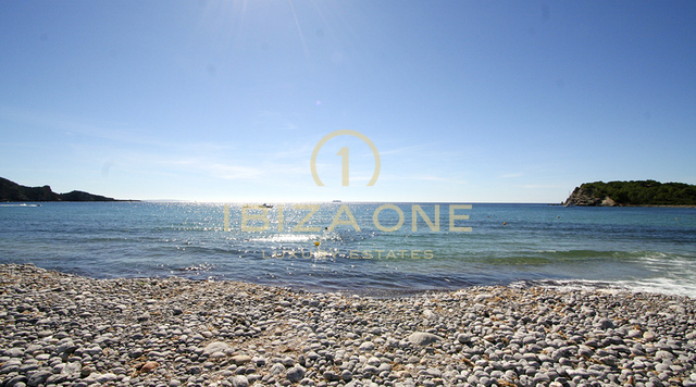 Villa de lujo en primera línea con acceso al mar en Cala Jondal en venta - primera línea de mar - villa frente al mar, Ibiza - Villa de lujo en primera línea de mar con acceso al mar en Cala Jondal en alquiler - primera línea de mar - villa frente al mar, Ibiza