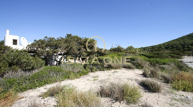 Luxusvilla in erster Meereslinie mit Meerzugang in Cala Jondal zu verkaufen – Villa in erster Meereslinie, direkt am Wasser, Ibiza – Luxusvilla in erster Meereslinie mit Meerzugang in Cala Jondal zu vermieten – Villa in erster Meereslinie, direkt am Wasser, Ibiza