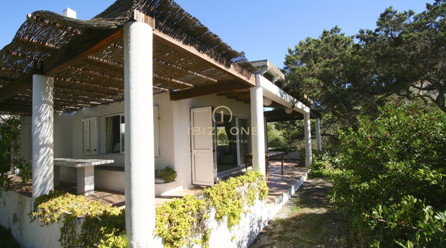 Luxusvilla in erster Meereslinie mit Meerzugang in Cala Jondal zu verkaufen – Villa in erster Meereslinie, direkt am Wasser, Ibiza – Luxusvilla in erster Meereslinie mit Meerzugang in Cala Jondal zu vermieten – Villa in erster Meereslinie, direkt am Wasser, Ibiza