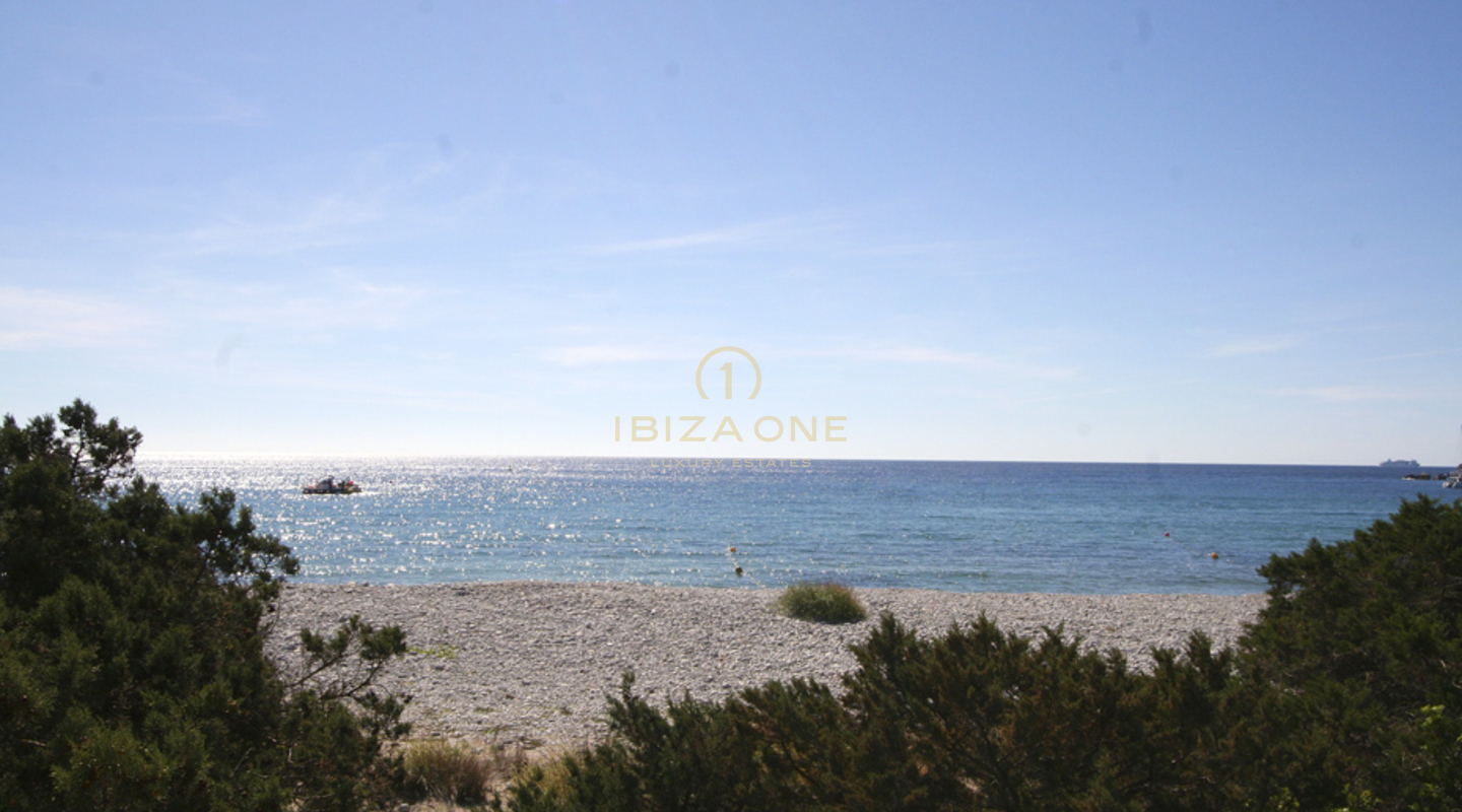 Villa de lujo en primera línea con acceso al mar en Cala Jondal en venta - primera línea de mar - villa frente al mar, Ibiza - Villa de lujo en primera línea de mar con acceso al mar en Cala Jondal en alquiler - primera línea de mar - villa frente al mar, Ibiza