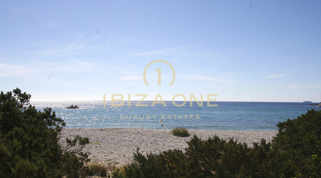 Villa de lujo en primera línea con acceso al mar en Cala Jondal en venta - primera línea de mar - villa frente al mar, Ibiza - Villa de lujo en primera línea de mar con acceso al mar en Cala Jondal en alquiler - primera línea de mar - villa frente al mar, Ibiza