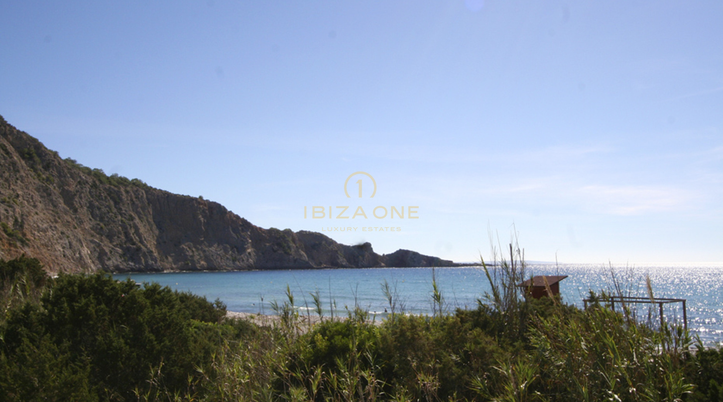 Villa de lujo en primera línea con acceso al mar en Cala Jondal en venta - primera línea de mar - villa frente al mar, Ibiza - Villa de lujo en primera línea de mar con acceso al mar en Cala Jondal en alquiler - primera línea de mar - villa frente al mar, Ibiza