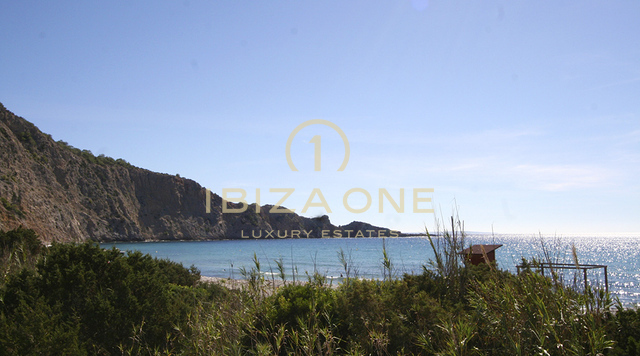 Villa de lujo en primera línea con acceso al mar en Cala Jondal en venta - primera línea de mar - villa frente al mar, Ibiza - Villa de lujo en primera línea de mar con acceso al mar en Cala Jondal en alquiler - primera línea de mar - villa frente al mar, Ibiza