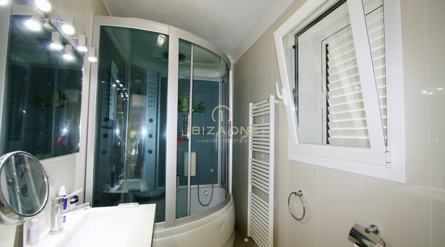 Luxusvilla in erster Meereslinie mit Meerzugang in Cala Jondal zu verkaufen – Villa in erster Meereslinie, direkt am Wasser, Ibiza – Luxusvilla in erster Meereslinie mit Meerzugang in Cala Jondal zu vermieten – Villa in erster Meereslinie, direkt am Wasser, Ibiza