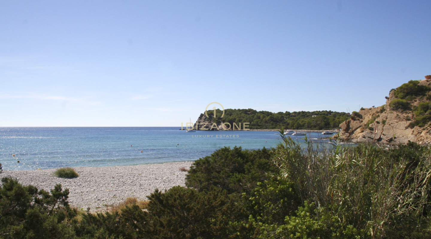 Luxusvilla in erster Meereslinie mit Meerzugang in Cala Jondal zu verkaufen – Villa in erster Meereslinie, direkt am Wasser, Ibiza – Luxusvilla in erster Meereslinie mit Meerzugang in Cala Jondal zu vermieten – Villa in erster Meereslinie, direkt am Wasser, Ibiza