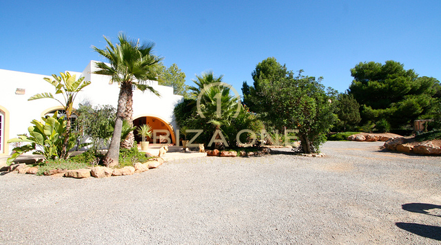 Espaciosa propiedad / villa de lujo en primera línea con casa principal, casa de invitados, 2 piscinas y acceso privado al mar en venta, Ibiza - Espaciosa propiedad / villa de lujo en primera línea con casa principal, casa de invitados, 2 piscinas y acceso privado al mar en alquiler, Ibiza
