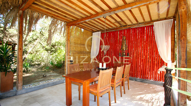 Propriété / villa de luxe spacieuse en première ligne avec une maison principale, une maison d'hôtes et 2 piscines et accès privé à la mer à vendre, Ibiza - Propriété / villa de luxe spacieuse en première ligne avec une maison principale, une maison d'hôtes et 2 piscines et accès privé à la mer à louer, Ibiza