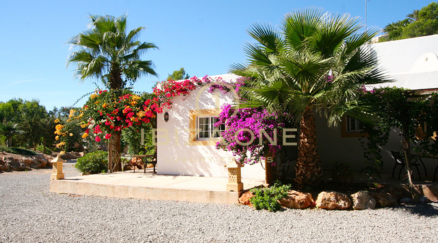 Luxuriöses, geräumiges Anwesen/Villa in erster Meereslinie mit Haupthaus, Gästehaus, 2 Pools und privatem Meerzugang zu verkaufen, Ibiza - Luxuriöses, geräumiges Anwesen/Villa in erster Meereslinie mit Haupthaus, Gästehaus, 2 Pools und privatem Meerzugang zu vermieten, Ibiza
