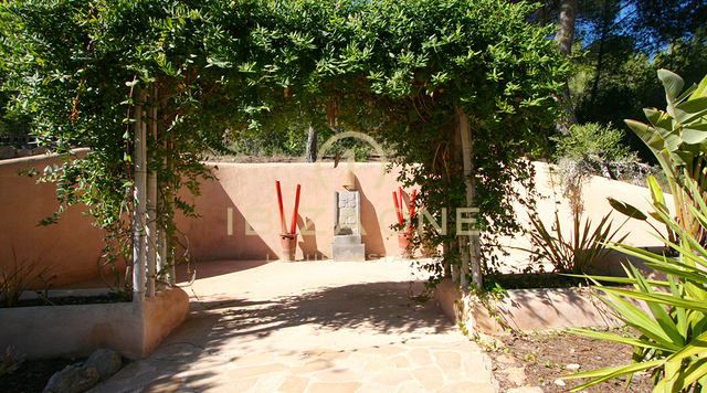 Propriété / villa de luxe spacieuse en première ligne avec une maison principale, une maison d'hôtes et 2 piscines et accès privé à la mer à vendre, Ibiza - Propriété / villa de luxe spacieuse en première ligne avec une maison principale, une maison d'hôtes et 2 piscines et accès privé à la mer à louer, Ibiza