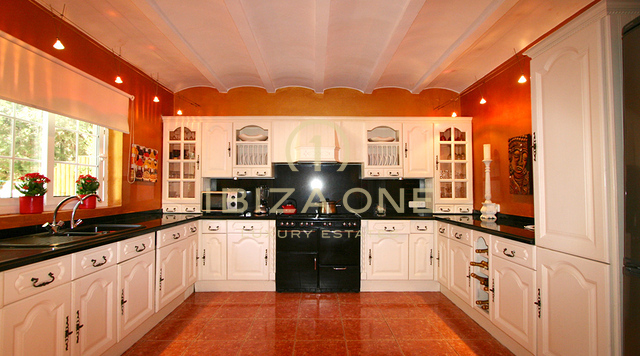 Propriété / villa de luxe spacieuse en première ligne avec une maison principale, une maison d'hôtes et 2 piscines et accès privé à la mer à vendre, Ibiza - Propriété / villa de luxe spacieuse en première ligne avec une maison principale, une maison d'hôtes et 2 piscines et accès privé à la mer à louer, Ibiza