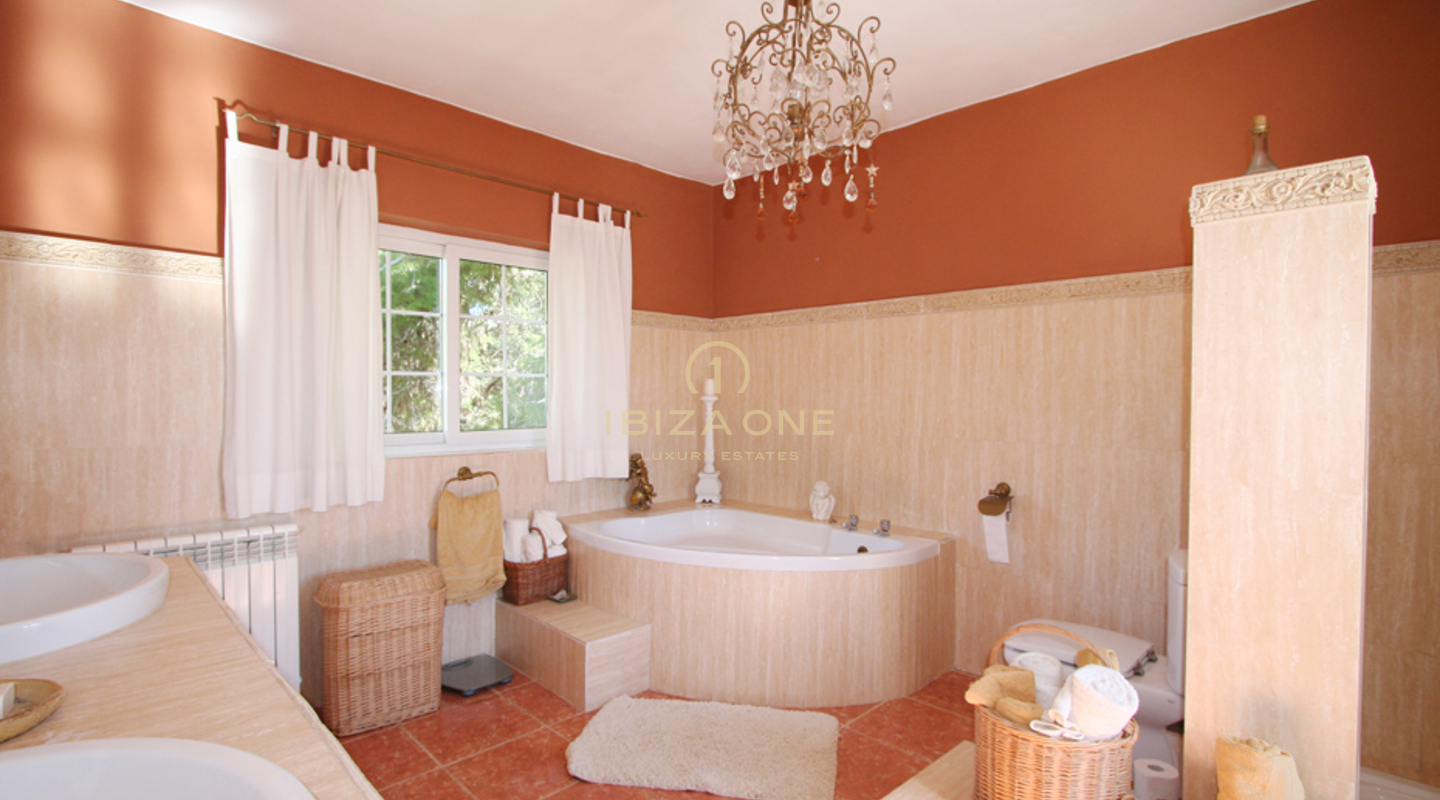 Luxe ruime villa aan de frontlinie met hoofdhuis, gastenverblijf, 2 zwembaden en privétoegang tot de zee te koop, Ibiza - Luxe ruime villa aan de frontlinie met hoofdhuis, gastenverblijf, 2 zwembaden en privétoegang tot de zee te huur, Ibiza