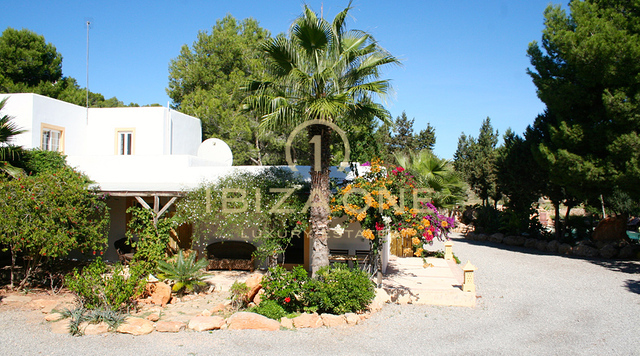 Propriété / villa de luxe spacieuse en première ligne avec une maison principale, une maison d'hôtes et 2 piscines et accès privé à la mer à vendre, Ibiza - Propriété / villa de luxe spacieuse en première ligne avec une maison principale, une maison d'hôtes et 2 piscines et accès privé à la mer à louer, Ibiza
