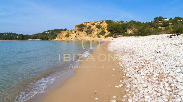 Luxe ruime villa aan de frontlinie met hoofdhuis, gastenverblijf, 2 zwembaden en privétoegang tot de zee te koop, Ibiza - Luxe ruime villa aan de frontlinie met hoofdhuis, gastenverblijf, 2 zwembaden en privétoegang tot de zee te huur, Ibiza