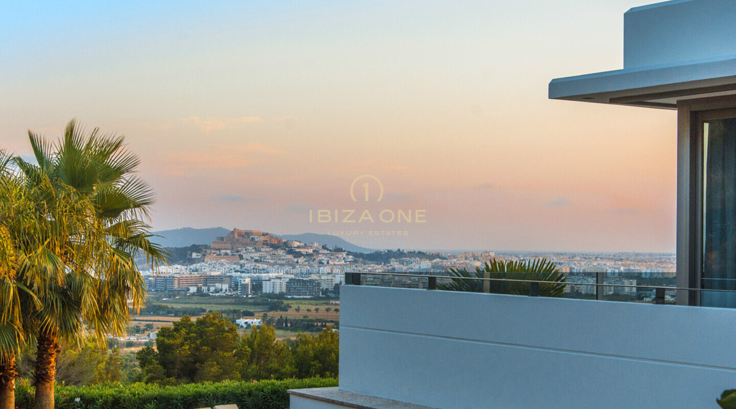 Villa de luxe moderne dans la prestigieuse communauté fermée de Can Rimbau avec des vues panoramiques fantastiques à louer, Ibiza