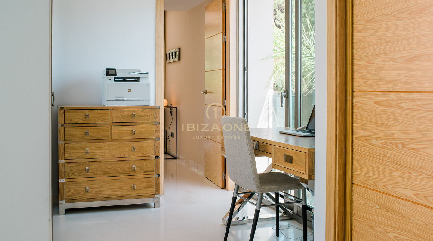 Moderne luxe villa in de prestigieuze gated community van Can Rimbau met fantastisch panoramisch uitzicht te huur, Ibiza