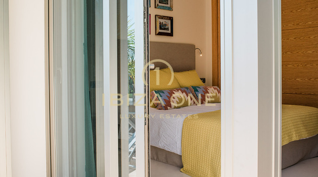 Moderne luxe villa in de prestigieuze gated community van Can Rimbau met fantastisch panoramisch uitzicht te huur, Ibiza