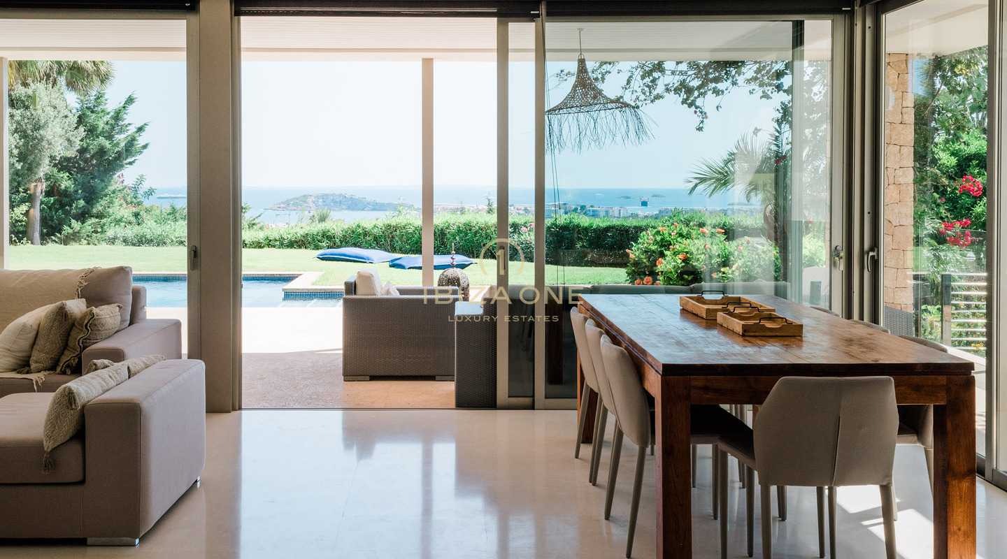 Moderna villa de lujo en la prestigiosa comunidad cerrada de Can Rimbau con fantásticas vistas panorámicas en alquiler, Ibiza