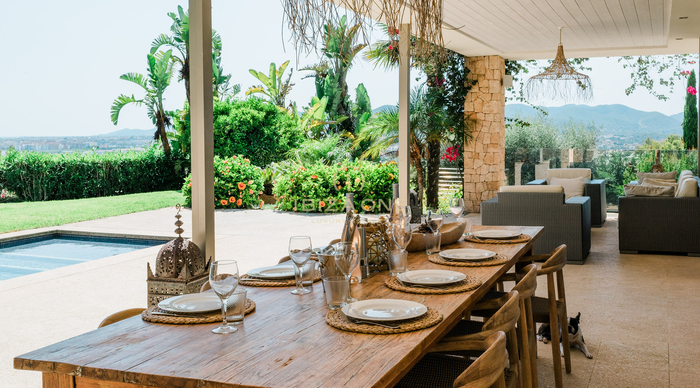 Moderna villa de lujo en la prestigiosa comunidad cerrada de Can Rimbau con fantásticas vistas panorámicas en alquiler, Ibiza
