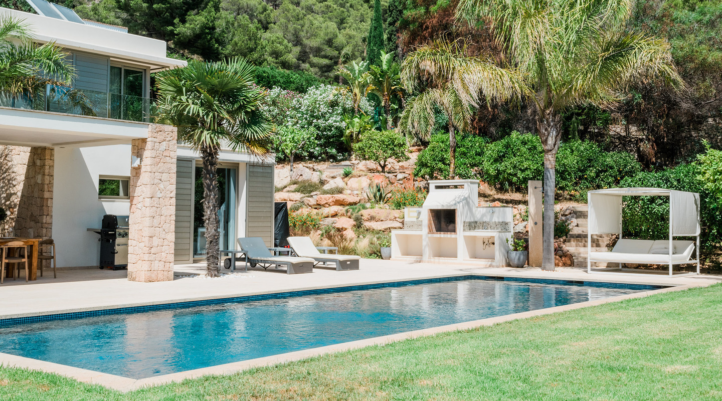 Moderne luxe villa in de prestigieuze gated community van Can Rimbau met fantastisch panoramisch uitzicht te huur, Ibiza