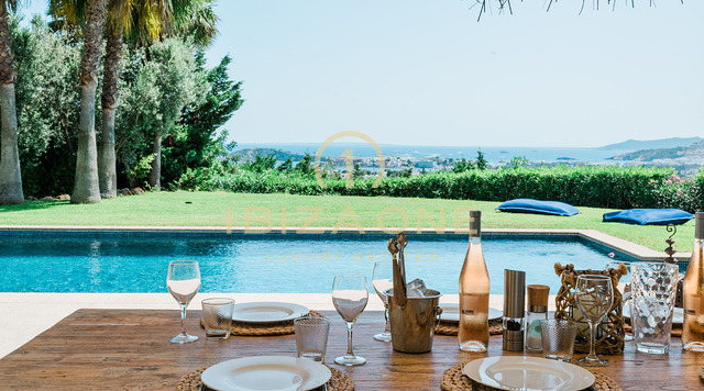 Moderna villa de lujo en la prestigiosa comunidad cerrada de Can Rimbau con fantásticas vistas panorámicas en alquiler, Ibiza