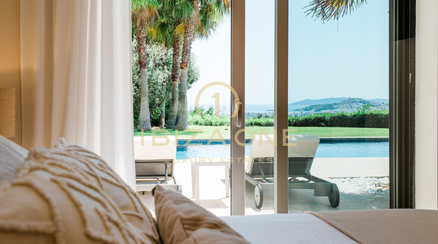 Moderne luxe villa in de prestigieuze gated community van Can Rimbau met fantastisch panoramisch uitzicht te huur, Ibiza
