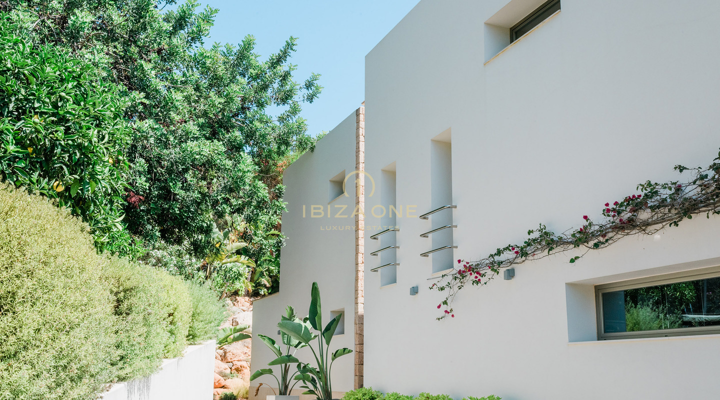 Villa de luxe moderne dans la prestigieuse communauté fermée de Can Rimbau avec des vues panoramiques fantastiques à louer, Ibiza
