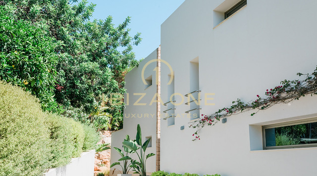 Villa de luxe moderne dans la prestigieuse communauté fermée de Can Rimbau avec des vues panoramiques fantastiques à louer, Ibiza