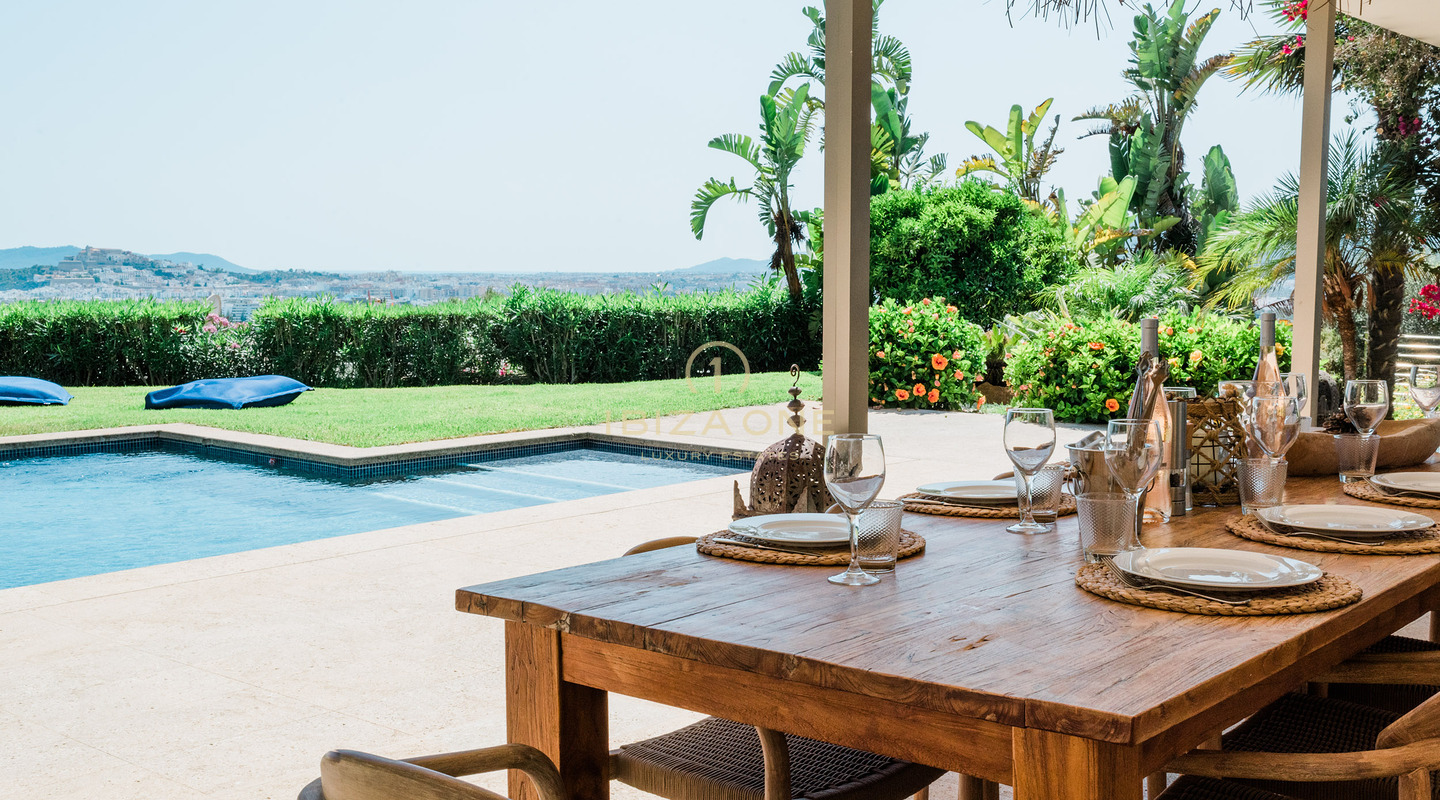 Moderna villa de lujo en la prestigiosa comunidad cerrada de Can Rimbau con fantásticas vistas panorámicas en alquiler, Ibiza