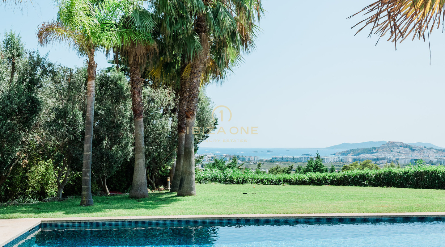 Villa de luxe moderne dans la prestigieuse communauté fermée de Can Rimbau avec des vues panoramiques fantastiques à louer, Ibiza