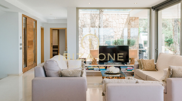 Villa de luxe moderne dans la prestigieuse communauté fermée de Can Rimbau avec des vues panoramiques fantastiques à louer, Ibiza