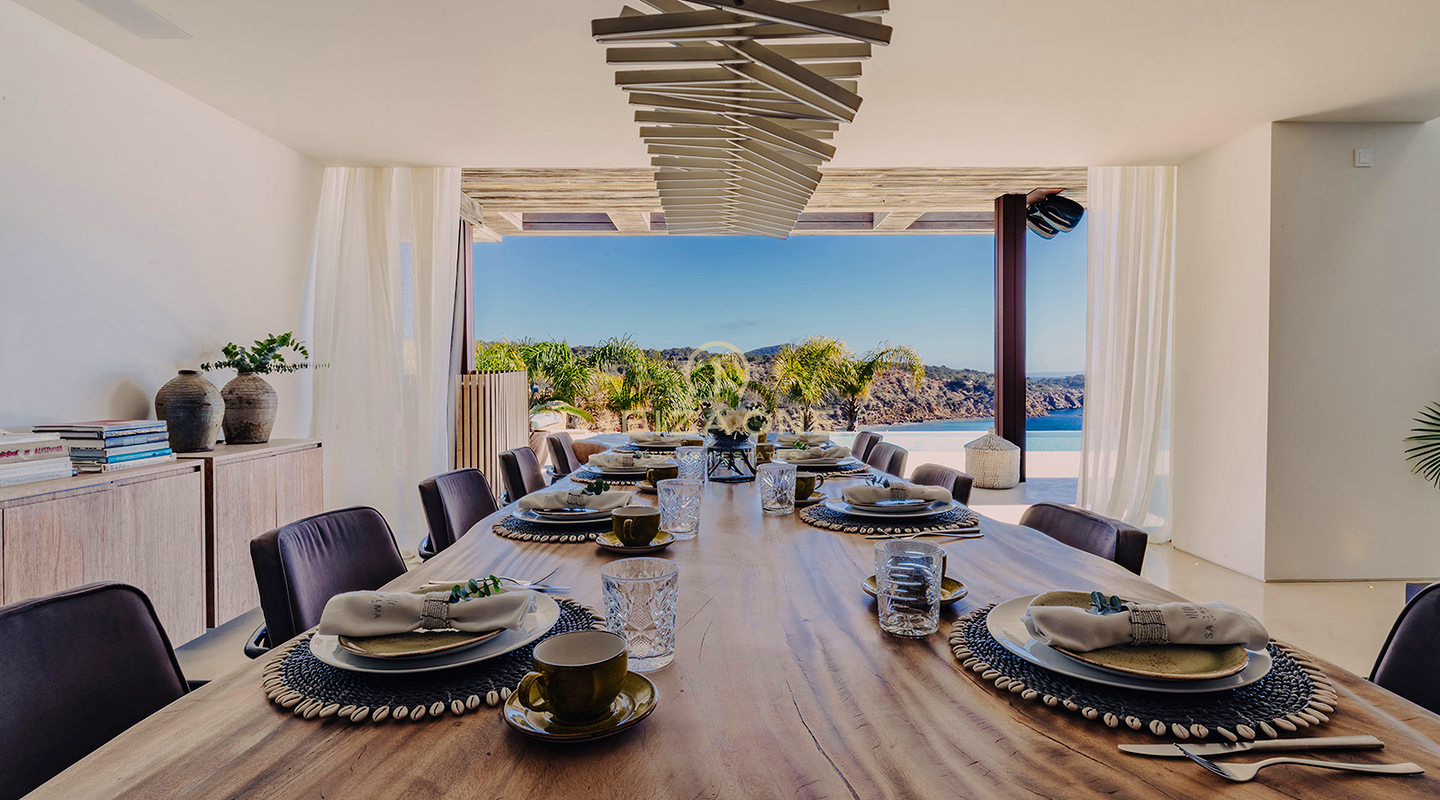 Exclusieve frontlinie villa met directe toegang tot de zee te huur