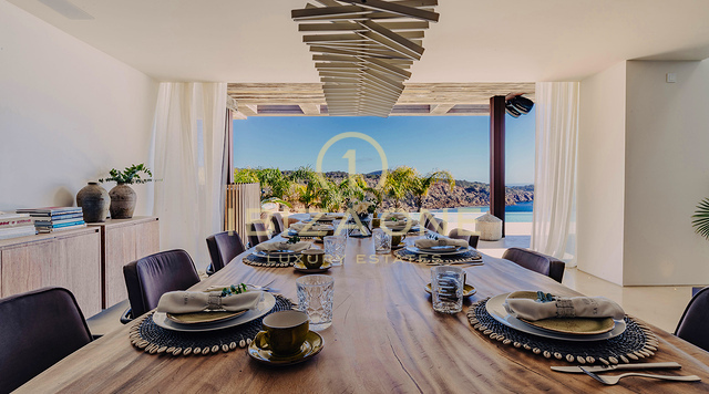 Exclusiva villa en primera línea con acceso directo al mar en alquiler