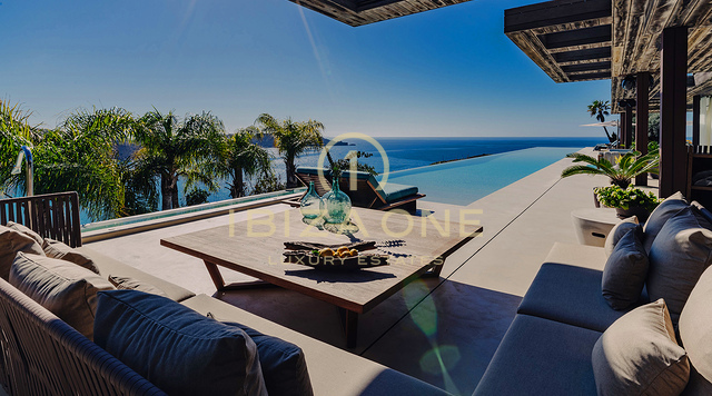 Exclusiva villa en primera línea con acceso directo al mar en alquiler