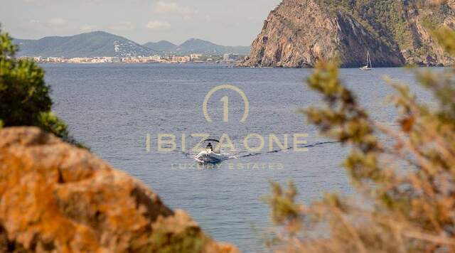 Tu escapada perfecta: alquiler de lujo en una isla privada en Ibiza