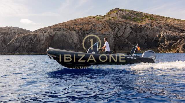 Tu escapada perfecta: alquiler de lujo en una isla privada en Ibiza