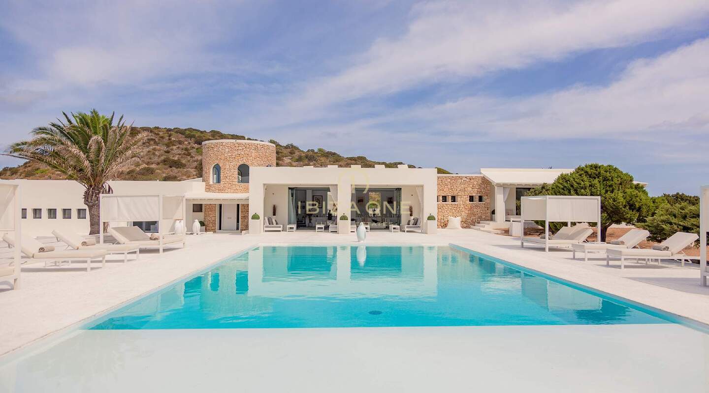 Tu escapada perfecta: alquiler de lujo en una isla privada en Ibiza
