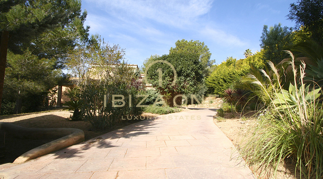 Luxe en charmante villa omgeven door een prachtige tuin te koop, Ibiza - Luxe en charmante villa omgeven door een prachtige tuin te huur, Ibiza