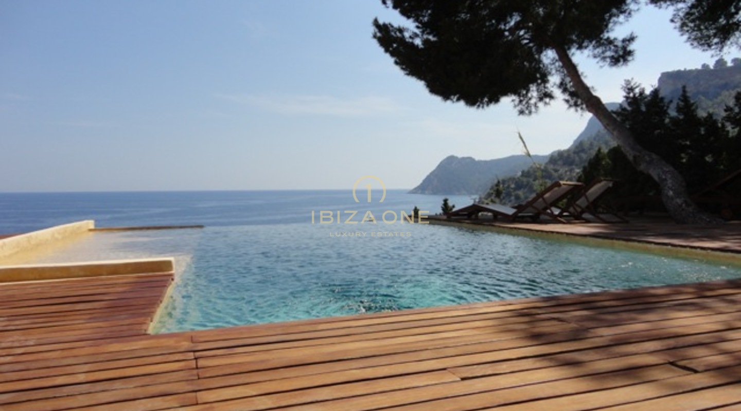 Villa de lujo en primera línea de mar en Es Cubells en venta, Ibiza - Villa de lujo en primera línea de mar en Es Cubells en alquiler, Ibiza