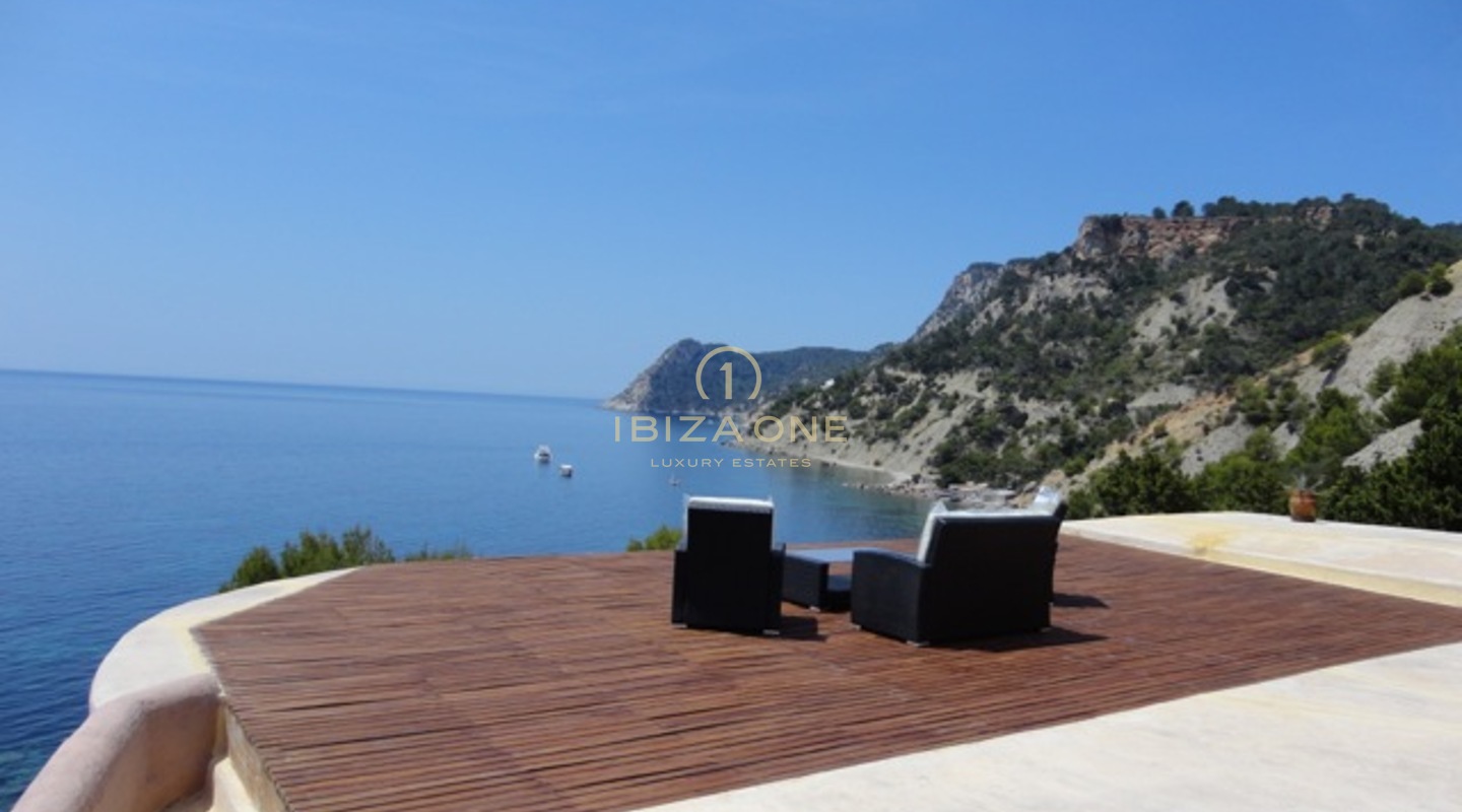 Villa de lujo en primera línea de mar en Es Cubells en venta, Ibiza - Villa de lujo en primera línea de mar en Es Cubells en alquiler, Ibiza