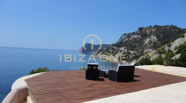 Villa de lujo en primera línea de mar en Es Cubells en venta, Ibiza - Villa de lujo en primera línea de mar en Es Cubells en alquiler, Ibiza