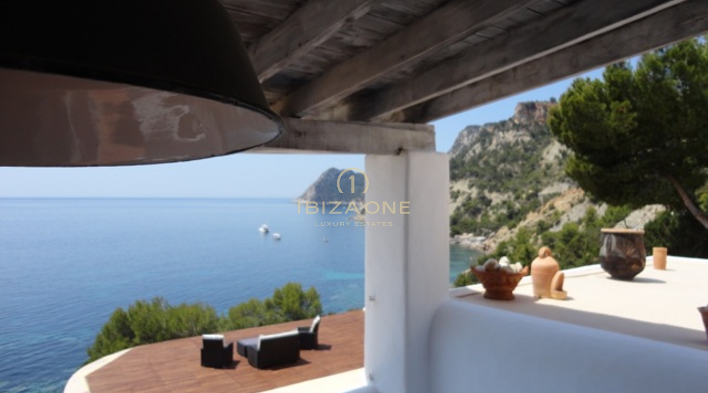 Villa de lujo en primera línea de mar en Es Cubells en venta, Ibiza - Villa de lujo en primera línea de mar en Es Cubells en alquiler, Ibiza