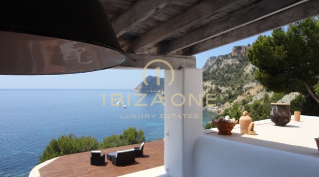 Villa de lujo en primera línea de mar en Es Cubells en venta, Ibiza - Villa de lujo en primera línea de mar en Es Cubells en alquiler, Ibiza