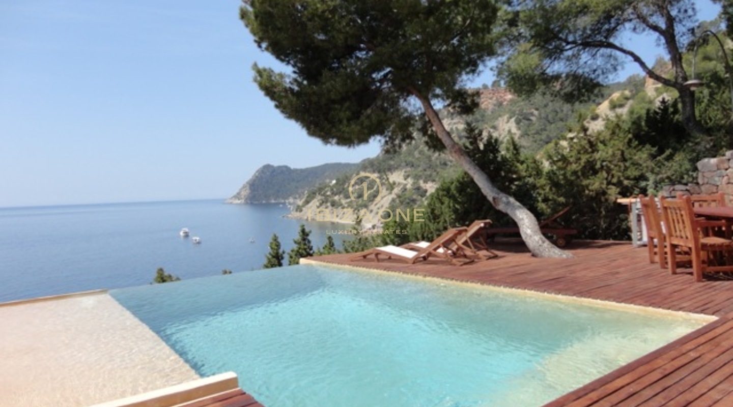 Villa de lujo en primera línea de mar en Es Cubells en venta, Ibiza - Villa de lujo en primera línea de mar en Es Cubells en alquiler, Ibiza